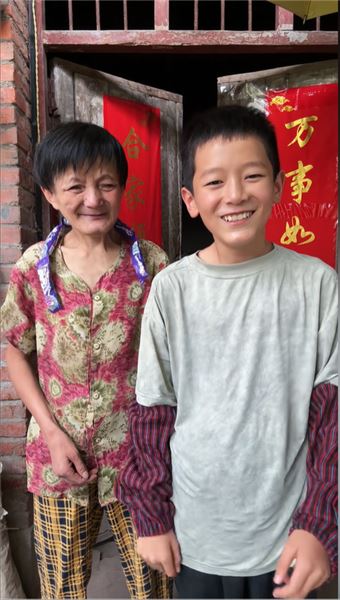 爸爸不在了，媽媽看不見，11 歲的我撐起一個家
