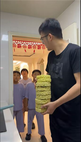 網友調侃半大小子吃窮老子！三兄弟干飯現場，看完驚呆了