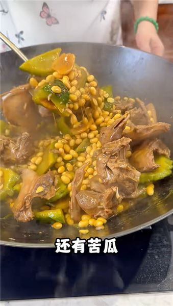 香噴噴的黃豆燜乳鴿真下飯，搭配苦瓜更健康