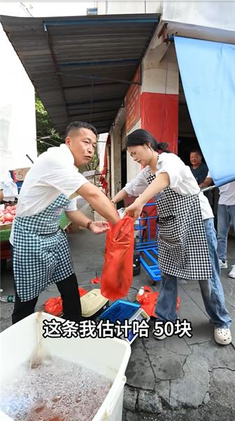 釣魚和美女我都喜歡，專找美女攤位賣魚：釣魚我快樂，賣魚大家都快樂