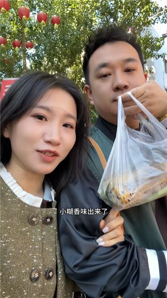來東北幾天，珠珠已經能自己爬到 4 樓了～今天帶珠珠去逛了早市，早市每天都特別熱鬧