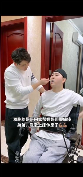 相伴二十一年，我愿做輪椅上的雙胞胎弟弟一生的后盾
