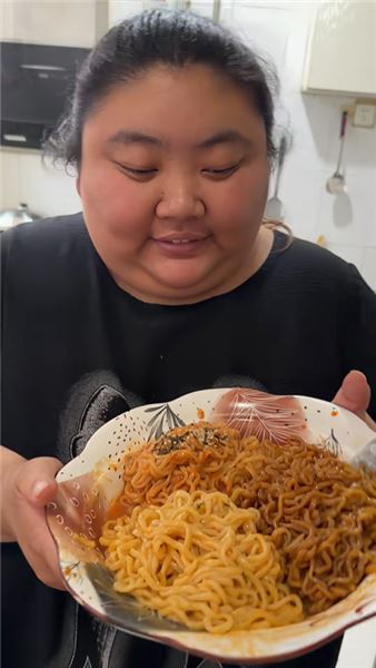圍觀 “吃貨阿里”：流量時代下，被獵奇目光凝視的日常