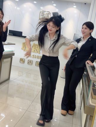 做珠寶就該一本正經嗎？