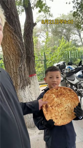 7 歲半兒子乳牙歸于賽里木湖，浪花是圣湖的回應