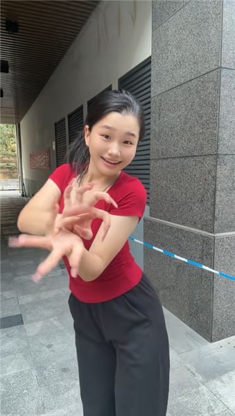 鄉村女孩靠手勢舞走紅，手勢舞到底算不算真正的才藝？