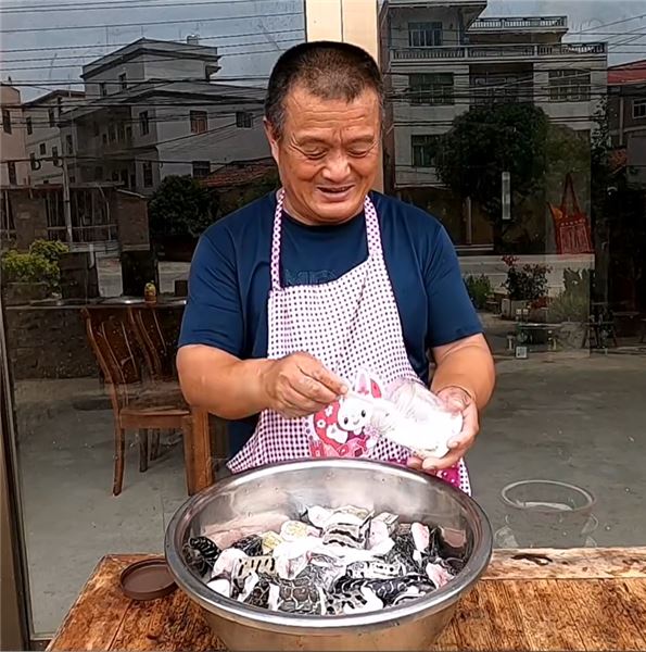 760 元買下 7 條兇猛花龍，處理時險被咬傷，一鍋椒鹽海鰻，海邊漢子的硬核下酒菜