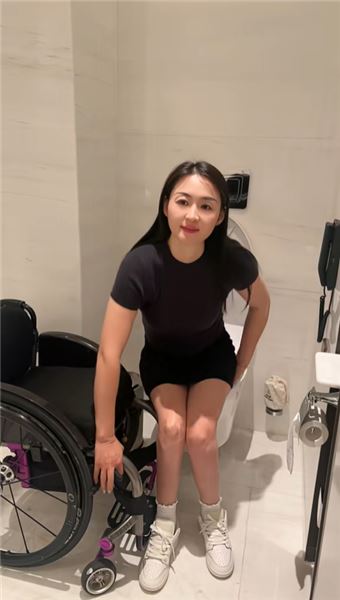 脊髓損傷之后，是父母托住了我全部的光，可爸爸也快抱不動我了