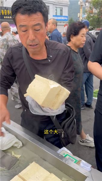 我是崔小斌，靠豆腐手藝謀生，卻沒能留住身邊的愛人