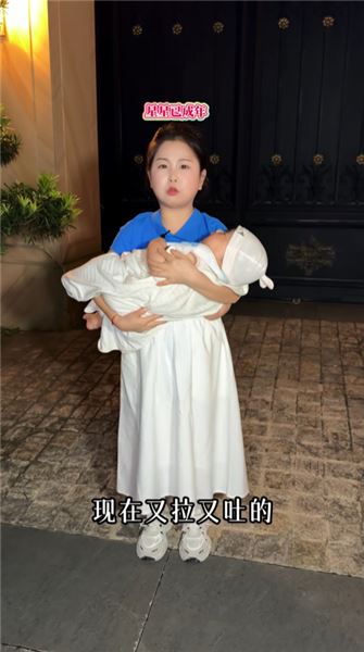 1米23小寶媽帶女兒回家，大門緊閉，媽媽你為什么不開門