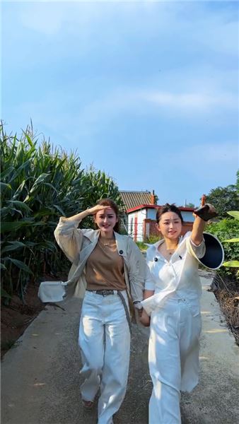 閨蜜執意奔赴鄉村愛情：我盼有情人圓滿，又怕她賭輸青春