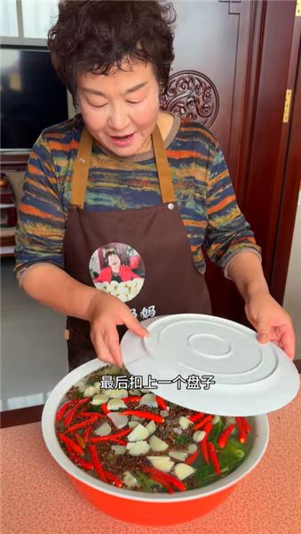 快跟媽媽試試這個只燙一燙、泡一晚就能吃的酸黃瓜！做法超簡單，嘎嘣脆比買的還香