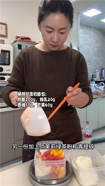 據說，擺攤這個水果奶酪麻糍，一天能做幾百個!!你還別說，我覺得咱們又行了哈哈哈