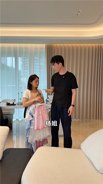 小伍從國外回來第一時間扮成服務員想給佳怡道歉，沒想到……