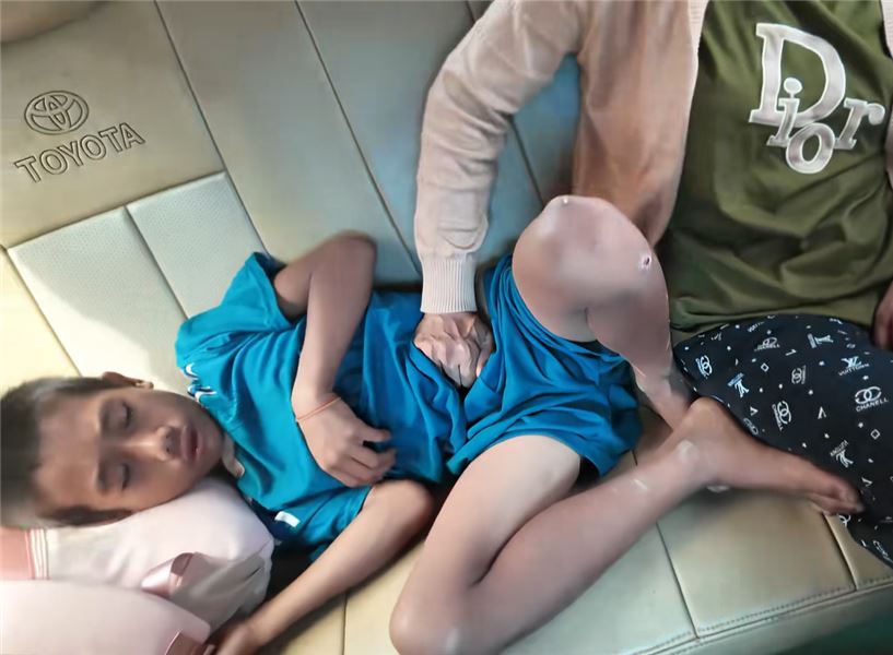 小舅子腹痛嚎啕大哭老撾治不好！牛牛出錢出力帶回國就醫