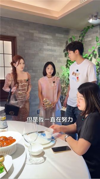 小伍帶佳怡去給媽媽過生日，佳怡親手做了硬幣蛋糕，真心準備的禮物，卻被小伍媽媽嫌棄扔到地上