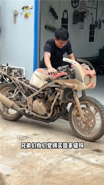 雅馬哈 FZR250 復活記：廢品堆里撿回的八零年代四缸傳奇
