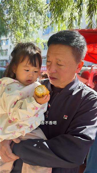來東北幾天，珠珠已經能自己爬到 4 樓了～今天帶珠珠去逛了早市，早市每天都特別熱鬧