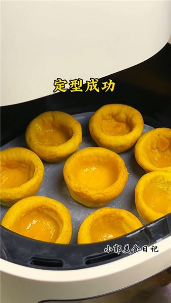 喜歡吃蛋撻的，一定要試試這個南瓜蛋撻！外皮軟軟糯糯