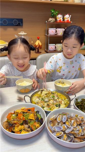 平凡日子的幸福感，藏在一家人熱氣騰騰的晚餐里