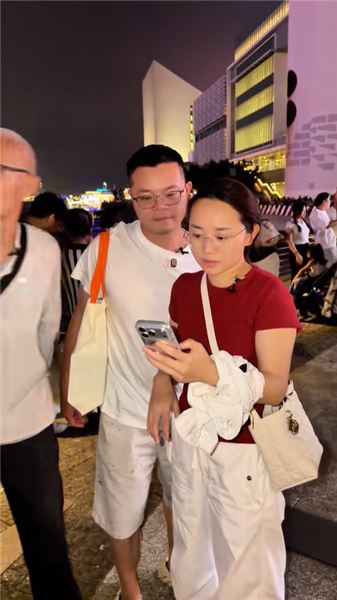 金哥和小鳳早年同公司，說說房子與大家庭相處心里話