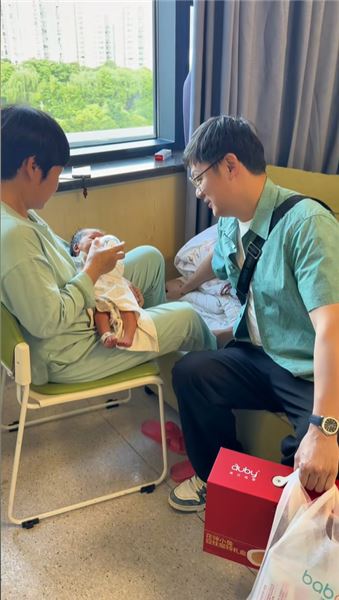 我不是小石榴生父，但我愿意扛起父親這份責任