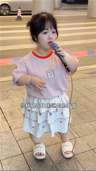 街頭唱歌被路人指指點點，換作是你會怎么應對？