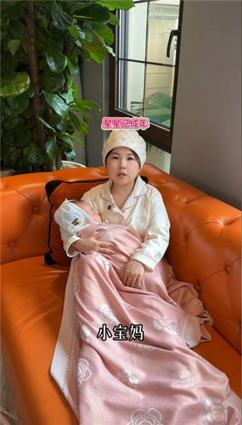 不被看好的 1 米 23 寶媽，寶寶滿月辦宴席，滿場都是對母女的疼愛