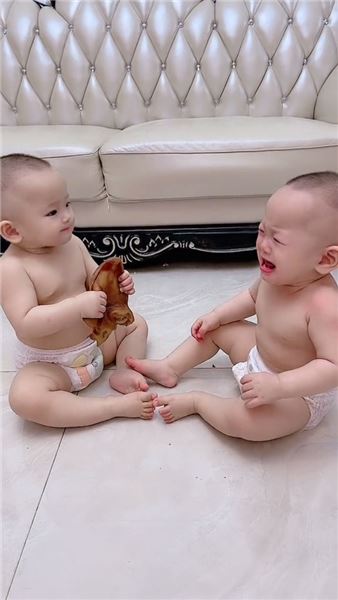 親姐妹哪有不吵的，吵歸吵，血脈里的疼愛騙不了人