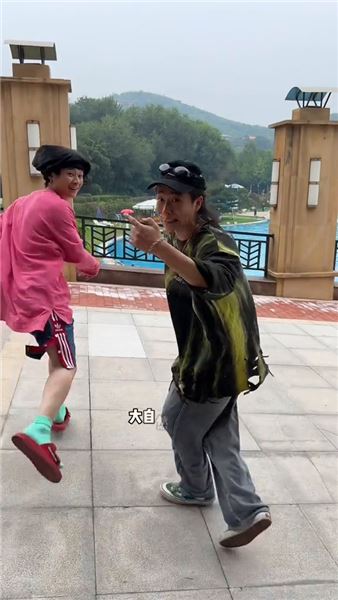 好多人追問，跟我拍段子的發小為啥死活不露臉？