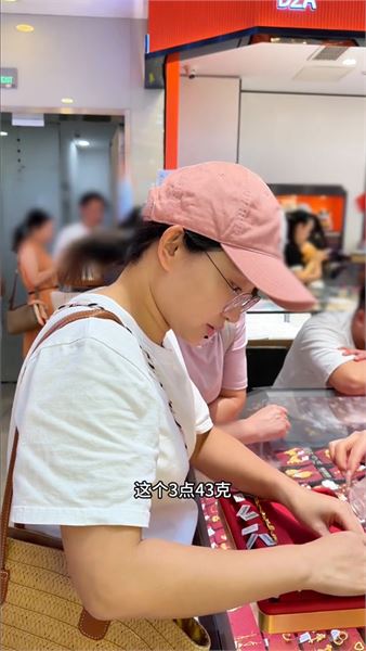 臨近 500 萬粉絲，小鳳親自區水貝論斤買黃金，送給一直支持我的姐妹們