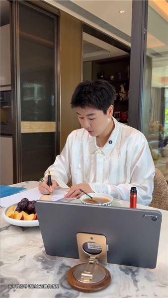 我是唐老板｜一件舊衣服看清人心，雇主與家人只差一份真心