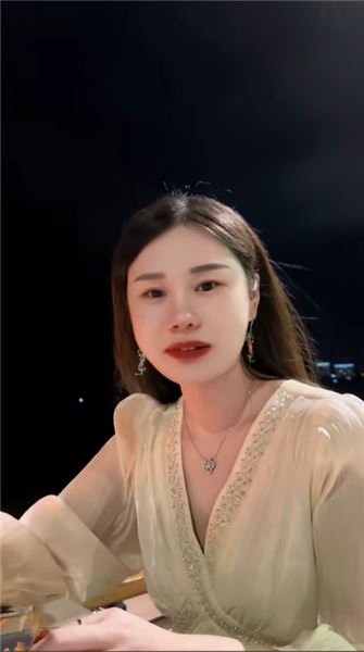 和小 16 歲弟弟分手后，前夫拎著蘋果 18 上門，所有人勸我復婚