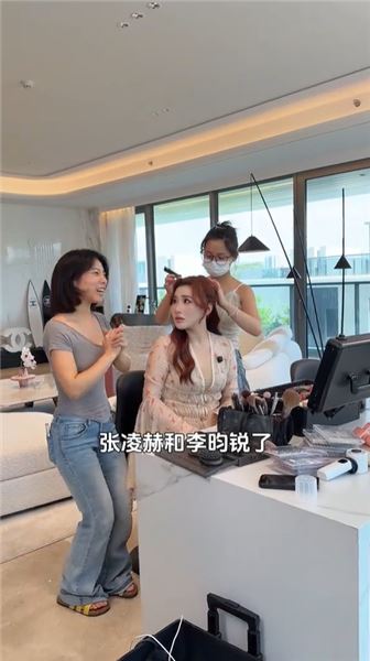 騙佳怡說要參加活動，其實早就買好了票，看她見到偶像時，眼里發光的樣子，一切都值了！