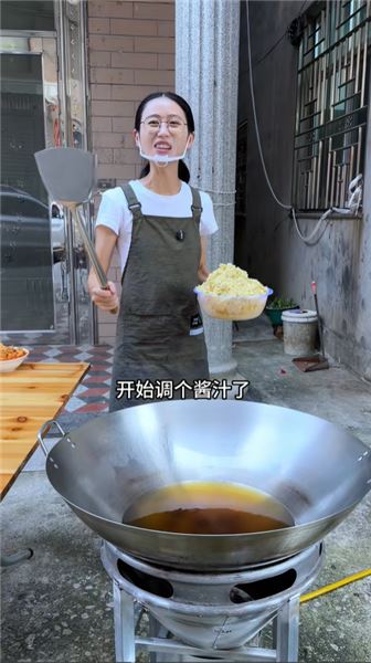 花 500 買 42 斤五花肉！全家忙活一天做芋頭扣肉擺攤，出攤晚到慌了，結果沒想到…