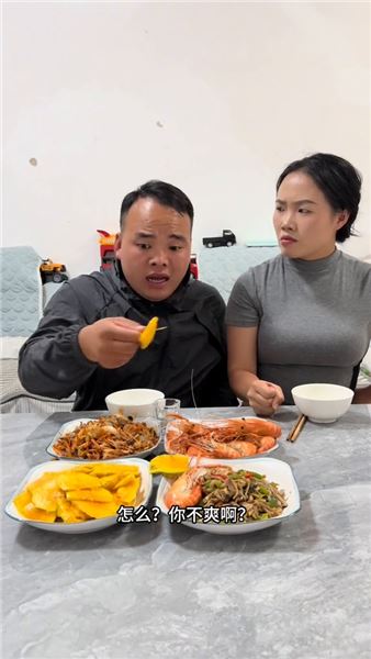 飯桌互懟藏溫柔：打打鬧鬧的逗趣日常，才是夫妻最舒服的相處模樣