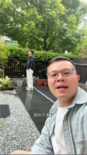 金哥和小鳳早年同公司，說說房子與大家庭相處心里話