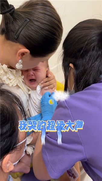 糖粒子打針記：姨姨們，九命啊~沒想到本寶寶扛過了兩針，還有第三針~但我覺得我還是很勇敢滴~