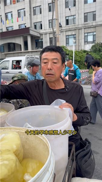 我是崔小斌，靠豆腐手藝謀生，卻沒能留住身邊的愛人