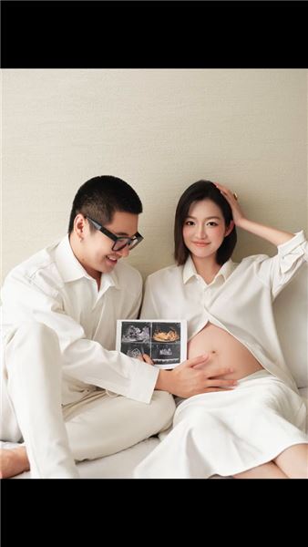 姐妹們幫我看一下哪張孕婦照最好看，我等寶寶出生了，打印出來送給ta