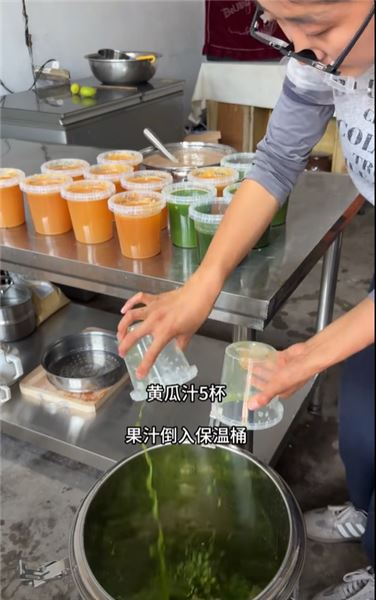 自家種一大片羽衣甘藍，今天實測：直接擺攤賣菜劃算，還是榨成飲料賺得多？