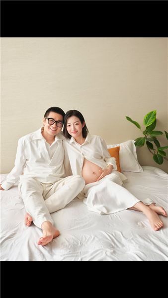 姐妹們幫我看一下哪張孕婦照最好看，我等寶寶出生了，打印出來送給ta