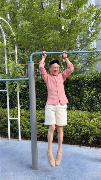 我們都帶著不完美行走世間，深知生活藏著無數不易。可困難從不是退縮的理由，保持笑容，堅定向前。不抱怨命運，不畏懼磨難，用樂觀化解委屈，用熱愛對抗困境，心有暖陽，人生自有方向。