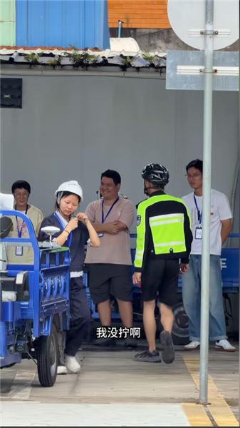 摩托車女學員練車誤觸油門，現場手忙腳亂，教練全程揪心指揮，練車實錄太真實
