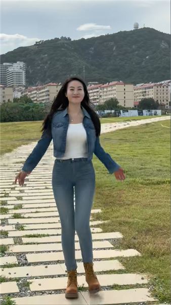 被網友叫做 “海鮮西施”，十年與海相伴，把碼頭鮮味送到千家萬戶