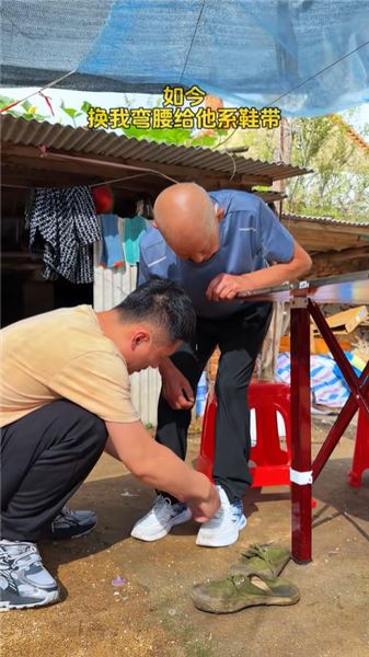 那一瞬間心里猛地一酸，才發現父母已經悄悄老了