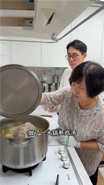 今年三伏天，我們把中韓兩種儀式都端上了桌，參雞湯以熱制熱VS清潤消暑綠豆湯