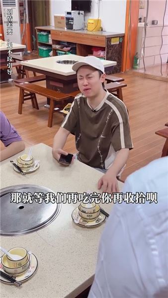 服務員吳瓊的難忘一晚：九點打烊遇醉酒顧客，哭笑不得的經歷