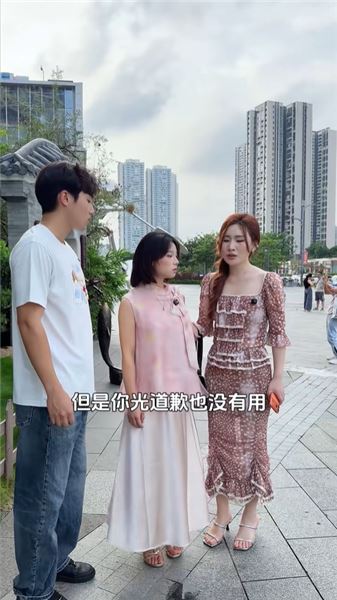 小伍帶佳怡去給媽媽過生日，佳怡親手做了硬幣蛋糕，真心準備的禮物，卻被小伍媽媽嫌棄扔到地上