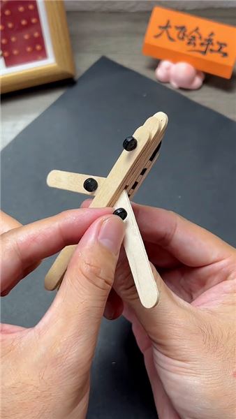 吃完雪糕別扔棍！超詳細雪糕棍飛機手工，變廢為寶圓孩子航天夢